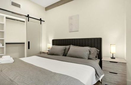 Chic Downtown Tulsa Beacon 2BR Stay - Foto 21