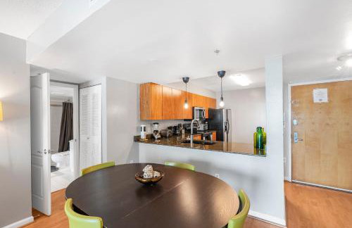 Fantastic 2BR Condo on 31st Floor Free Parking - Photo 34