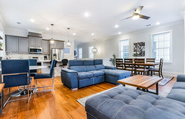 Spacious 5 BR Retreat with Pool - Near It All - Foto 20