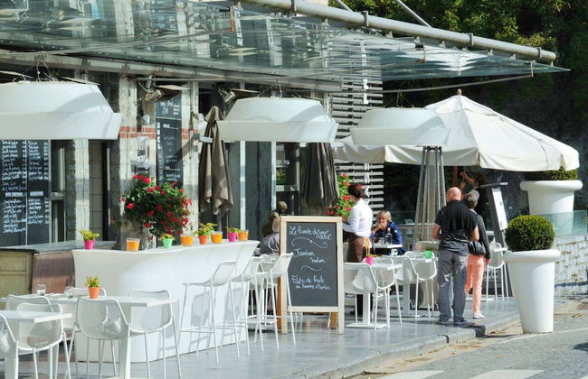 Modern Apartment With Terrace - Photo 20