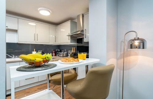 Large Apartment Near Stonehenge Amesbury Town Centre Smart TVs Netflix FREE PARKING - Foto 8