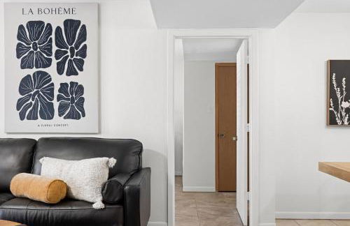 Sophisticated 2BR 2BA by TAMU, King Bed, Washer & Dryer, Smart TV - Foto 2