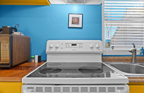 Cozy & Creative Top Unit in Lou's Arts District - Foto 34