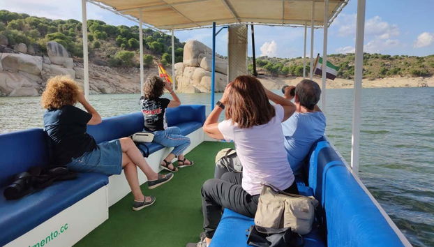 Admirez la vue du barrage d'Alcántara depuis le bateau