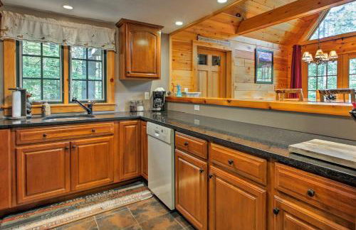 Secluded Conway Home with Theater Room and Hot Tub! - Foto 8