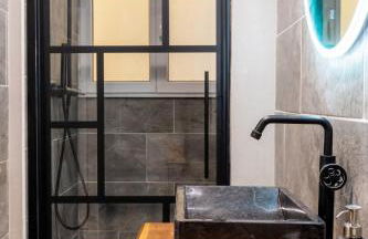 Terrasse et balnéo au cœur de Monplaisir - Photo 15