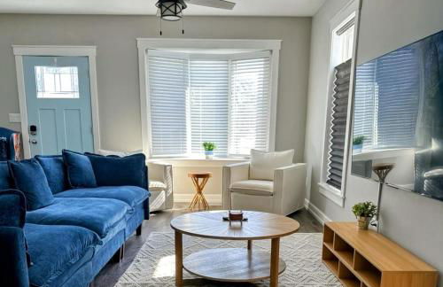 Luxury Downtown Cedar Falls Retreat - Pool Table - Outdoor Dining - Sleeps 12 - Foto 4