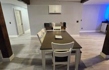 King Bed Outdoor Fireplace Seconds From Highway - Foto 18