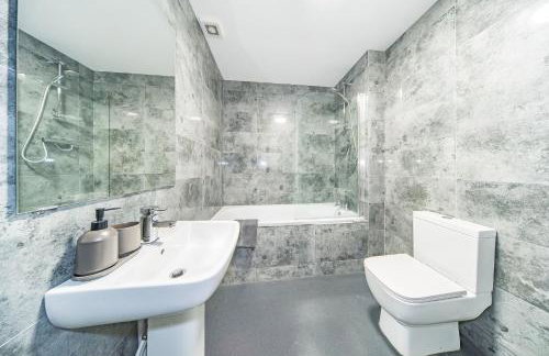 RYAN AIR I BNB - Huge 4 Bedroom House with Free Parking - Foto 12