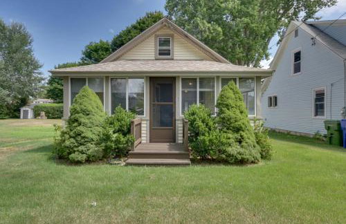 Grandmas Cottage with Sunroom Walk to Beach - Foto 1