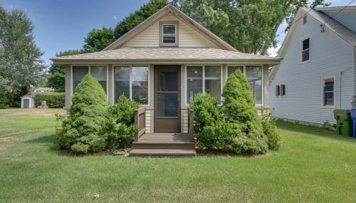 Grandmas Cottage with Sunroom Walk to Beach - Foto 1