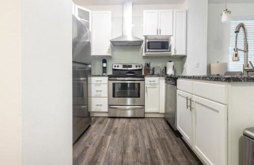 Landing Stylish 2BD Gym Clubhouse - Photo 16