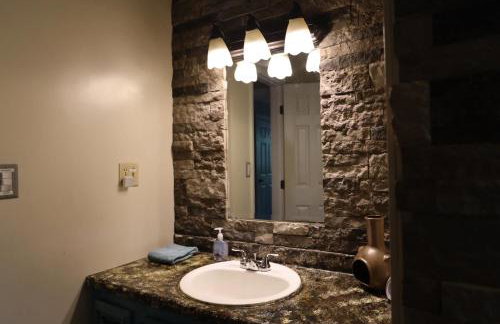 Mountain retreat w 2 fireplaces & lake - Foto 30