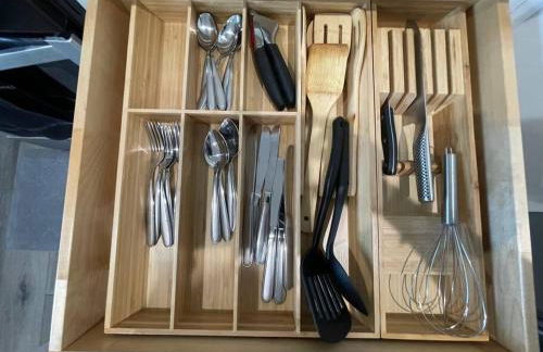 Adorable 2BR-2BA House with EV & Free Parking and Family Friendly in Los Angeles - Photo 25