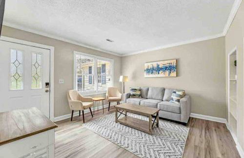 Greensboro Get-together, K Bed, Secret Playroom, central location - Foto 7