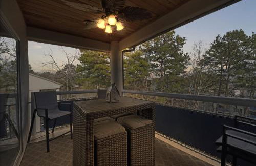 Lake front Keowee Condo with Balcony & Resort Amenities! 20 min to Clemson condo - Foto 30