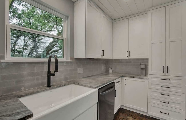 Upscale Home With Pool and Firepit - Close to Mercer St! - Foto 17