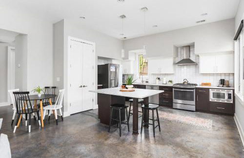 Modern Luxury with Rooftop Deck, 3 mi to Downtown - Foto 30