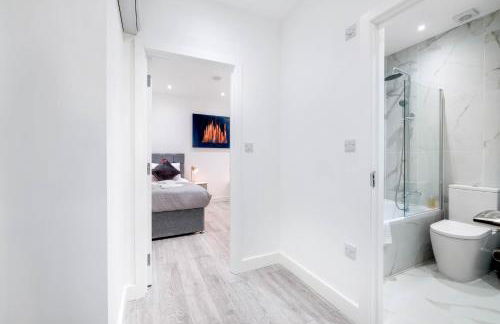 Luxurious 1 Bed Serviced Apartment with Wi-Fi - Photo 66