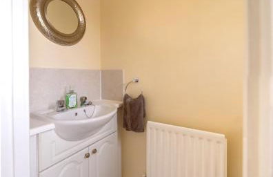 Guildford Townhouse with Parking - Foto 19