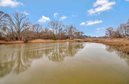 Gorgeous Creek Side Ranch-Style Estate With Dock - Foto 39