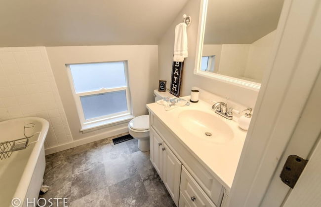 Perfect Cottage Downtown Great Patio! - Photo 23