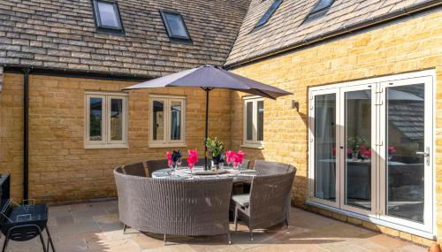 Maple House - Photo 2