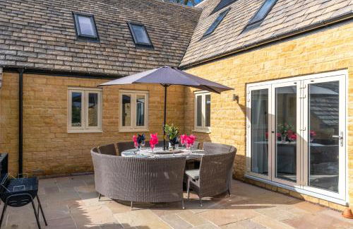 Maple House - Photo 2