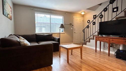 Luxe on Penn Family Friendly, Toddler amenities, baby proof with baby gate, toys, bath toys, cups and plates, Separate Workstation with Desk and Monitor, located in desirable SE Boise next to the Greenbelt and Boise River - Foto 2