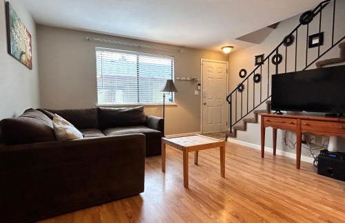 Luxe on Penn Family Friendly, Toddler amenities, baby proof with baby gate, toys, bath toys, cups and plates, Separate Workstation with Desk and Monitor, located in desirable SE Boise next to the Greenbelt and Boise River - Foto 2