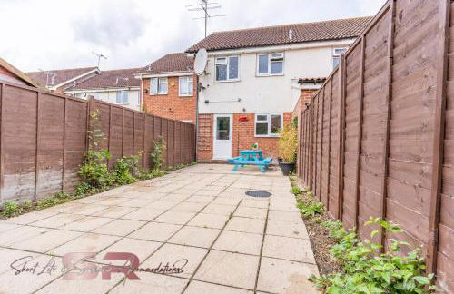 4-BR Hayes Home, Guests 8 - Ideal for Long term stays, Fast unlimited Wi-Fi - Foto 26