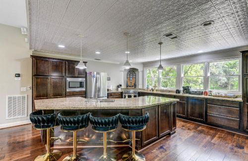 The San Bernard River waterfront provides private access to a spa, boat ramp, and jet skiing - Photo 71