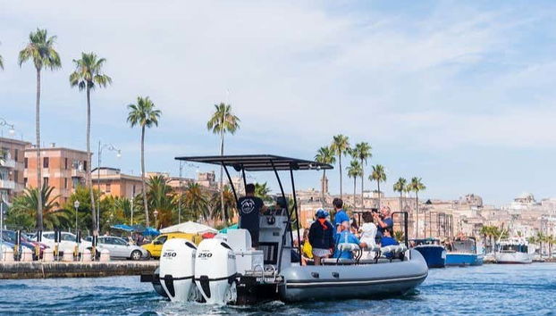 Barco saliendo del puerto