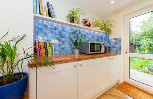 Cosy 3 Bedroom House near River Thames - Pass the Keys - Photo 17