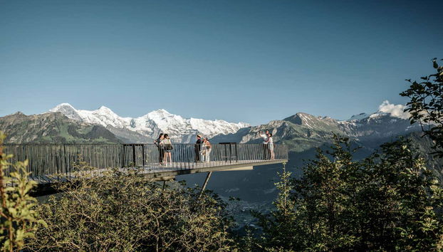 Profiter de la vue depuis le Harder Kulm