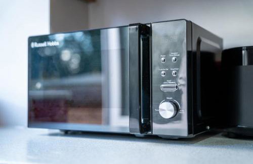 Cosy 3-Bed House With Parking, 5 Mins to QE & Uni - Photo 44