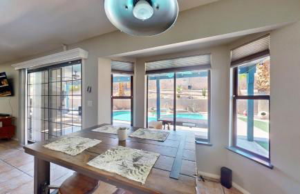 Beautiful Modern Home with Pool in Prime Strip Location - Foto 19