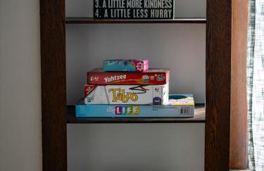 Modern & Cozy 2BR Retreat Near West Blvd - Foto 17