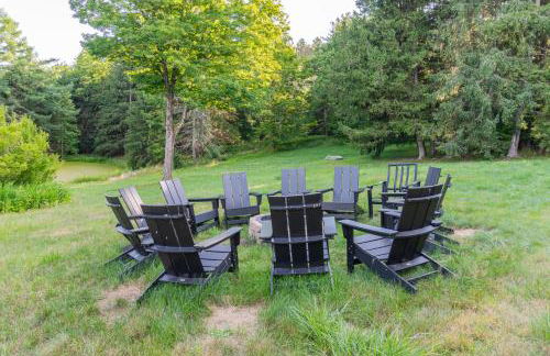 8BR Luxury Maplewood Manor, Hot Tub & Fire Pit - Foto 62