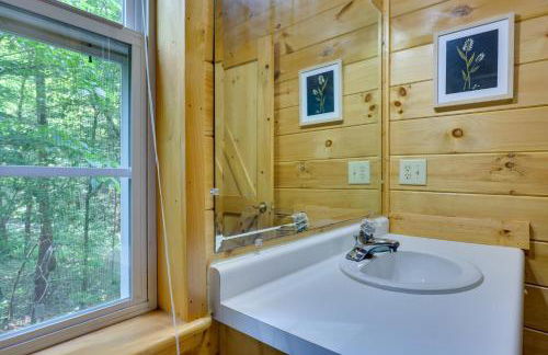 Secluded Cross Creek Cabin with Deck and Fire Pit! - Foto 11