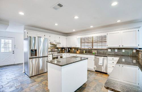 Near Lake Fork Home with Fire Pit in Yantis! - Foto 3
