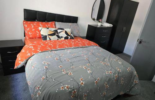 Lovely 3 Bed Ground Floor Apartment Near QE Hospital Harborne Birmingham New - Photo 3