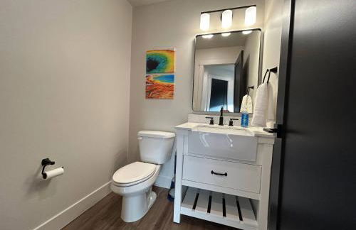 Peaks & Pines Modern Gem, 2 Kings, Bunks, Hot Tub, Walkable, Kid's Cove - Foto 25