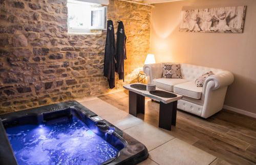 Au domaine des anges, 3 gîtes luxueux avec Jacuzzi privatif, sauna, mini-piscine, piscine extérieure chauffée en saison - Foto 17