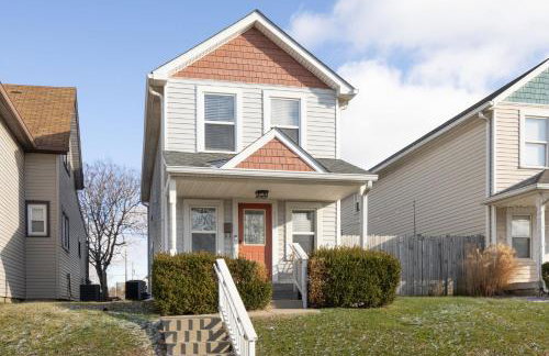 Capitol House - 3 Bed 1 Full and 1 Half Bath, Pet Friendly with Hot Tub walk to Lucas Oil Stadium - Foto 77