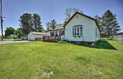 3 Mi to Lake Michigan Access Sawyer Home with Patio - Foto 24