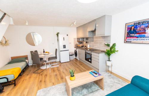 Dartford Luxurious House with Parking - Netflix - Wi-Fi - Photo 22