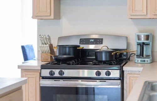 Quiet Suburban Home with Art Deco Flair - Foto 21