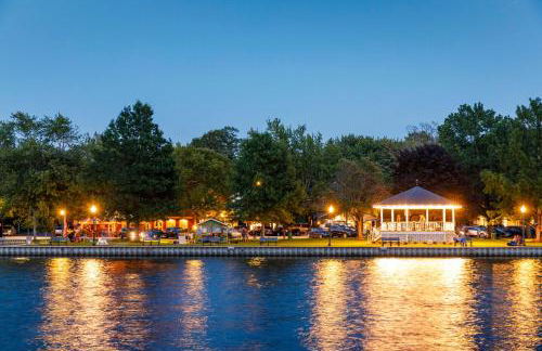 Couples Waterfront Getaway Near Beach And Trails - Foto 3