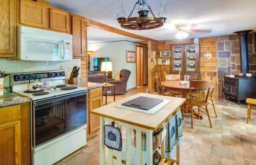 Pet-Friendly Elkins Vacation Rental with Decks! - Foto 2